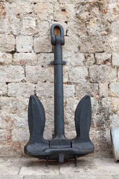 Ships' black painted anchor set on display — Stock Photo, Image