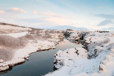 Thingvellir Milli Parkı İzlanda kar kaplı dağlar ve kayalık arazi