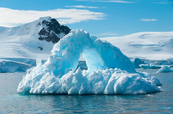 W kształcie łuku iceberg Antarktyda — Zdjęcie stockowe