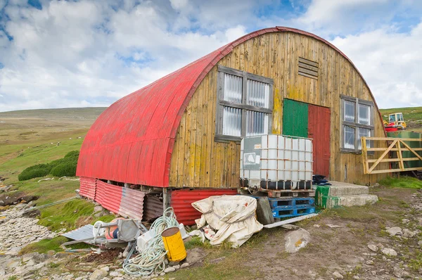 Cabane avec toit en tôle ondulée rouge . — Photo