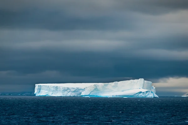 Iceberg no oceano sul ao largo da península antártica — Fotografia de Stock