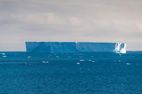 Iceberg no oceano sul ao largo da península antártica — Fotografia de Stock