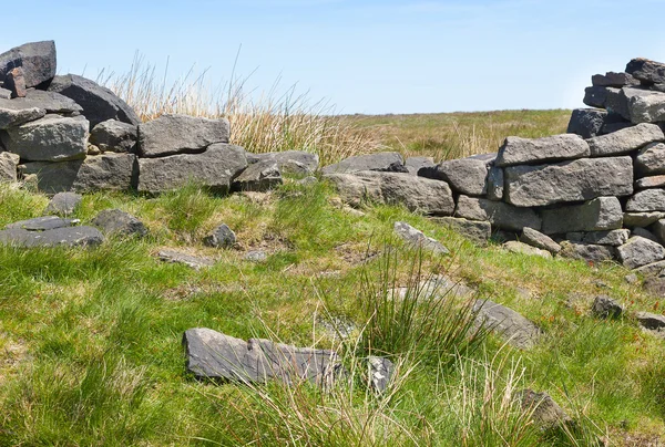 Mur de pierre sèche brisé sur la lande — Photo