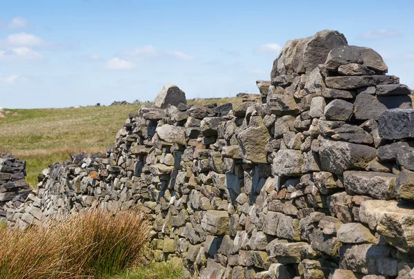 Broken dry stone wall on moorland — Stock Photo, Image