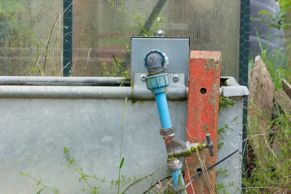 Buiten tuin water trog — Stockfoto