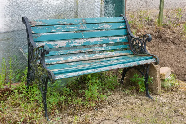 雑草が生い茂った古いベンチ — ストック写真