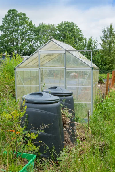 Schrebergarten Gewächshaus mit Kompostbehältern — Stockfoto