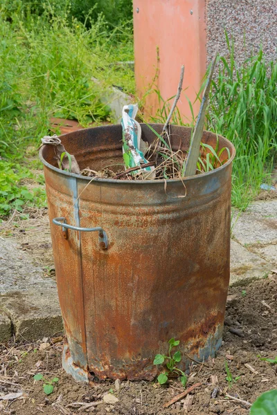 Incinerador exterior cheio de lixo de jardim — Fotografia de Stock