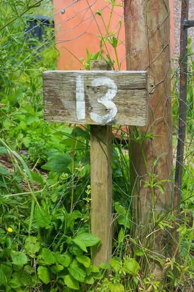Sinal de madeira dando número de parcela de jardim — Fotografia de Stock