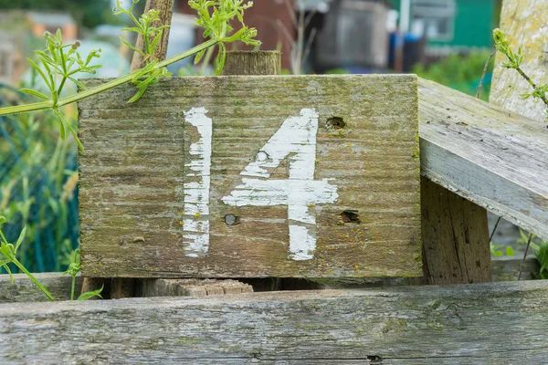 Ξύλινη πινακίδα δίνοντας τον αριθμό Κήπος οικόπεδο — Φωτογραφία Αρχείου