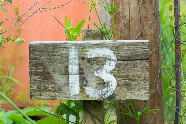 Panneau en bois donnant numéro de parcelle de jardin — Photo