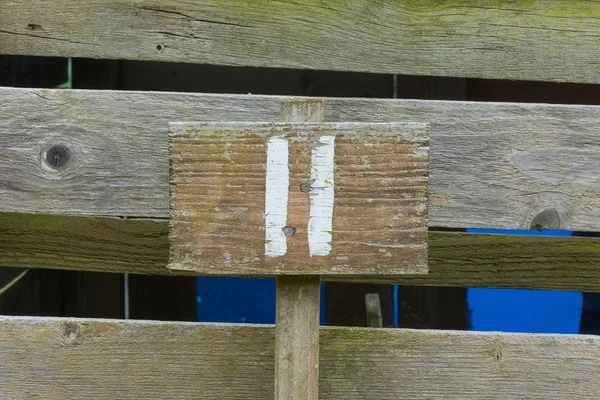 Sinal de madeira dando número de parcela de jardim — Fotografia de Stock