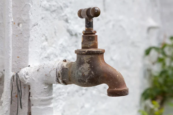 Oude koperen kraan voor het Bewateren van de tuin — Stockfoto