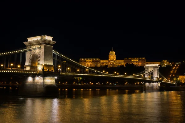 Ponte a catena Budapest Ungheria illuminato di notte con il vecchio pala — Foto Stock