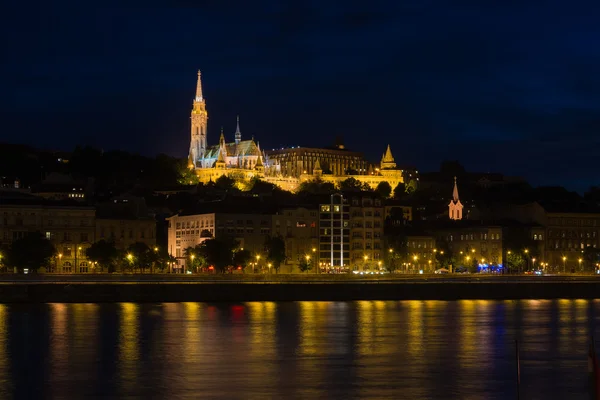 Bastionul pescarilor noaptea peste Dunăre Budapesta — Fotografie, imagine de stoc