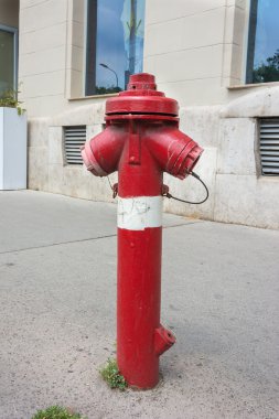 Yangın musluğu ile kentsel Caddesi üzerinde iki hoze outlest