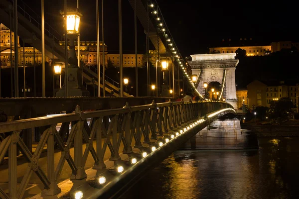 Ponte a catena Budapest Ungheria illuminato di notte con il vecchio pala — Foto Stock