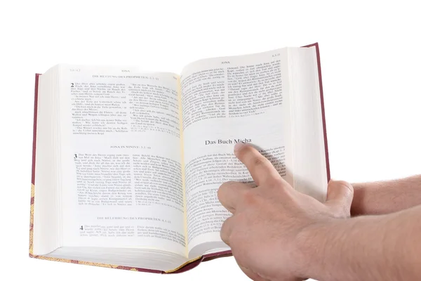 Bidden hand houdt een open Bijbel — Stockfoto