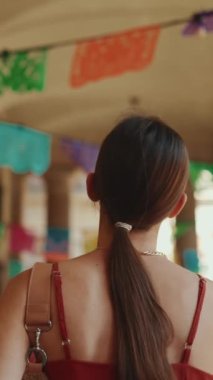 Güzel, genç bir bayan caddede yürüyor ve manzarayı seyrediyor. Kız şehir merkezinde dar bir cadde boyunca gider ve etrafa dikkatlice bakar. Arka plan