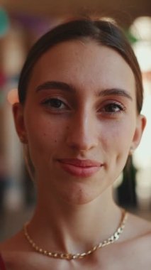 Yakın planda genç bir kadın selfie çekiyor, sokak arkaplanından görüntülü arama yapıyor. Gülümseyen kızın kayıp portresi sosyal medya ve yayın hizmetlerini kullan