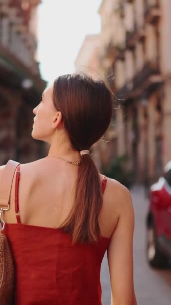 Fiatal Sétál Végig Utcán Utcán Szoros Portré Aranyos Lány Megy — Stock videók