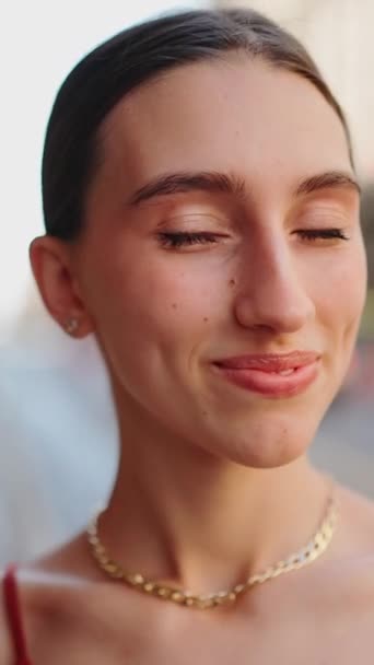 Видео Крупный План Красивой Девушки Каштановыми Волосами Открывающей Глаза Улыбающейся — стоковое видео
