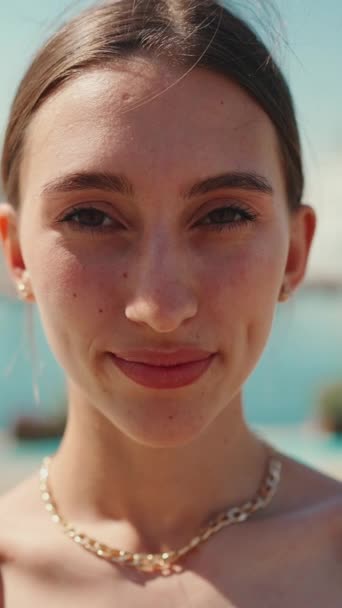 Deniz Limanındaki Kameraya Poz Veren Gülümseyen Kadının Yakın Plan Portresi — Stok video