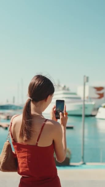 Vídeo Vertical Close Menina Bonito Tira Fotos Vídeos Porto Telefone — Vídeo de Stock