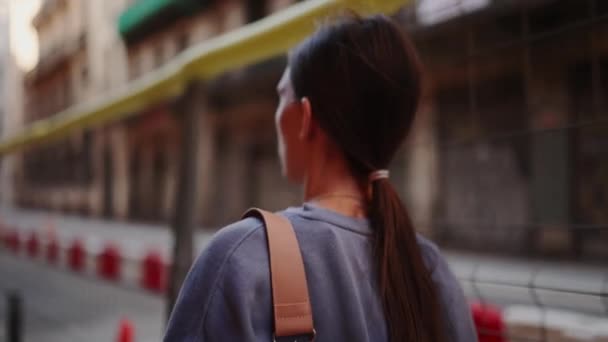 Молода Жінка Сумкою Плечі Йде Вулицю Вранці Дівчинка Виходить Вулицю — стокове відео