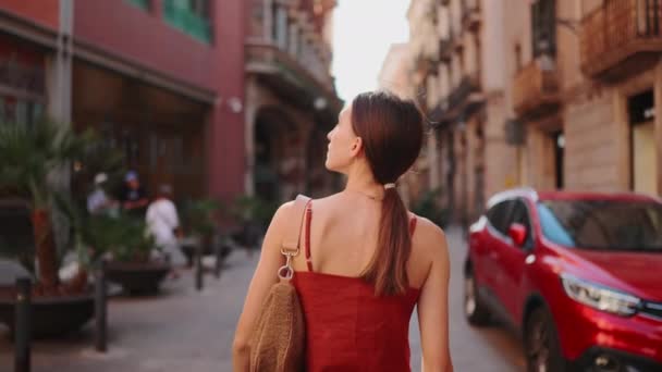 여자가 있습니다 귀여운 시내의 거리를 도시의 배경으로 뒷모습 — 비디오
