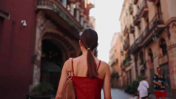 Leuke Jonge Vrouw Loopt Door Straat Meisje Gaat Langs Een — Stockvideo