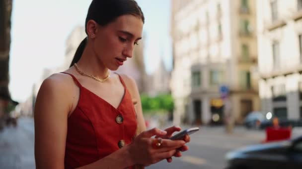 Uma Jovem Bonita Olha Para Mapa Num Telemóvel Amigável Menina — Vídeo de Stock