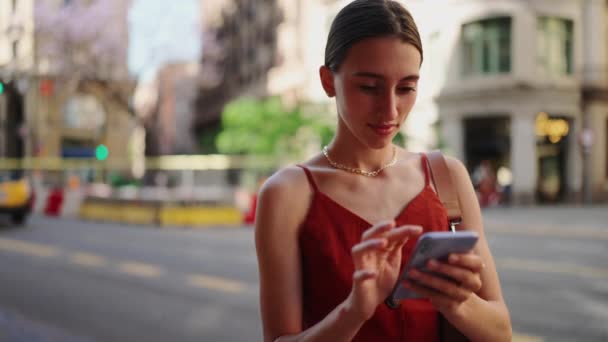 Close Bonita Jovem Olha Para Mapa Telefone Celular Amigável Menina — Vídeo de Stock