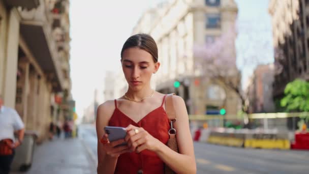 Mosolygó Fiatal Áll Nézi Térképet Mobiltelefon Lány Áll Utcán Belvárosban — Stock videók