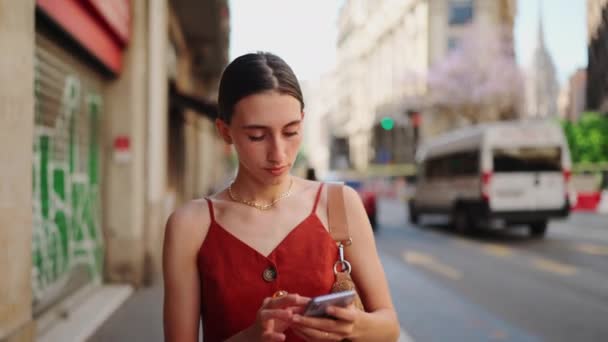 Krásná Mladá Žena Kráčí Dívá Mapu Mobilním Telefonu Romantická Dívka — Stock video