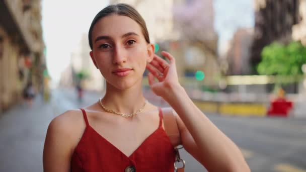 Mujer Sonriente Cerca Posando Para Cámara Sobre Fondo Urbano Chica — Vídeos de Stock