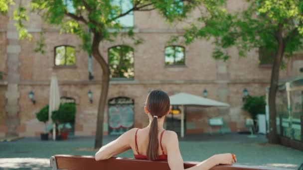 Hezká Žena Sedí Lavičce Parku Užívá Pěkné Počasí Dívka Odpočívá — Stock video