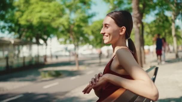Крупним Планом Усміхнена Жінка Сидить Лавці Парку Насолоджуючись Хорошою Погодою — стокове відео