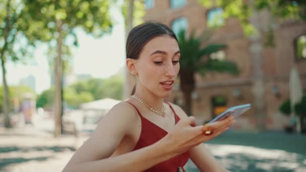 Nahaufnahme Junge Frau Macht Ein Selfie Videoanruf Sitzt Auf Einer — Stockvideo