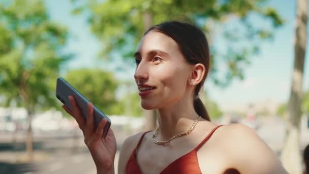 Nahaufnahme Porträt Junge Frau Macht Ein Selfie Videoanruf Sitzt Auf — Stockvideo