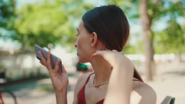 Jonge Vrouw Gebruikt Mobiele Telefoon Buiten Straat Meisje Zit Een — Stockvideo