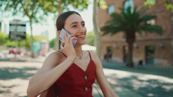 Roztomilá Mladá Žena Venku Ulici Používá Mobilní Telefon Dívka Sedí — Stock video
