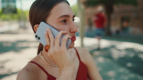 Detailní Záběr Portrét Roztomilá Mladá Žena Používá Mobilní Telefon Venku — Stock video