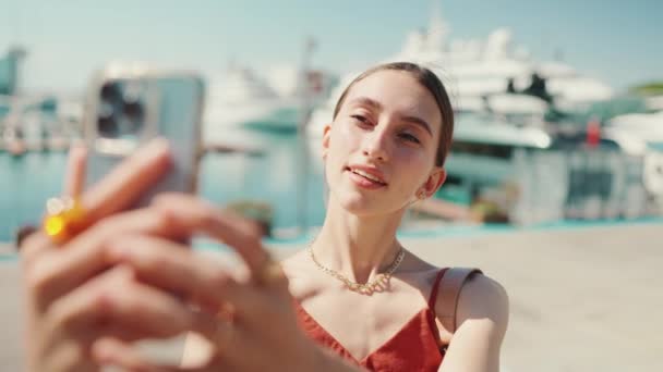 Detailní Záběr Mladá Žena Selfie Videohovor Sedí Přístavu Používá Mobilní — Stock video