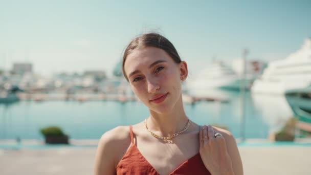 Mujer Sonriente Posando Para Cámara Puerto Marítimo Chica Disfruta Cálido — Vídeos de Stock