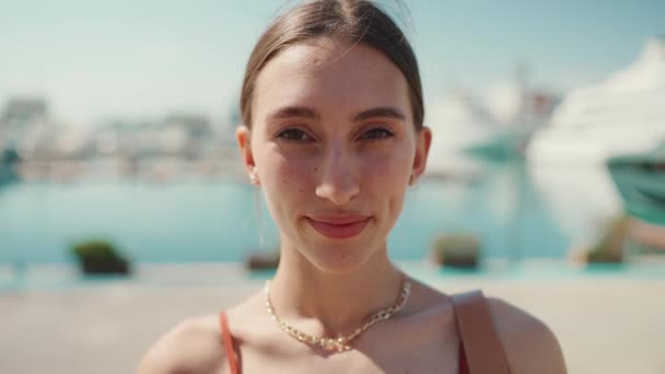 Detailní Portrét Usmívající Žena Pózující Pro Kameru Přístavu Dívka Teplý — Stock video