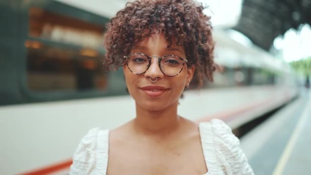 Close Retrato Uma Jovem Mulher Óculos Fica Plataforma Lado Trem — Vídeo de Stock