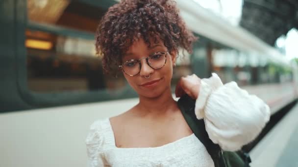 Potret Close Seorang Wanita Muda Berkacamata Dengan Tas Ransel Berdiri — Stok Video