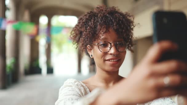 Närbild Porträtt Ung Kvinna Glasögon Skott Smartphone Centrum Sightseeing Positiv — Stockvideo