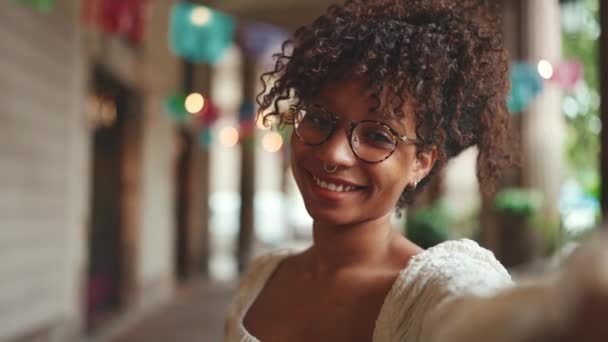 Retrato Close Uma Jovem Mulher Óculos Sorrindo Posando Câmera Selfie — Vídeo de Stock